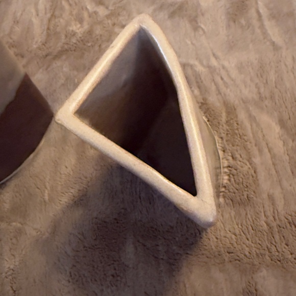 𝐕𝐀𝐒𝐄 𝐒𝐄𝐓 𝐁𝐄𝐀𝐔𝐓𝐈𝐅𝐔𝐋𝐋𝐘 𝐌𝐀𝐃𝐄-𝐒𝐈𝐆𝐍𝐀𝐓𝐔𝐑𝐄 & 𝐃𝐀𝐓𝐄 𝐎𝐍 𝐁𝐎𝐓𝐓𝐎𝐌 - Picture 3 of 9